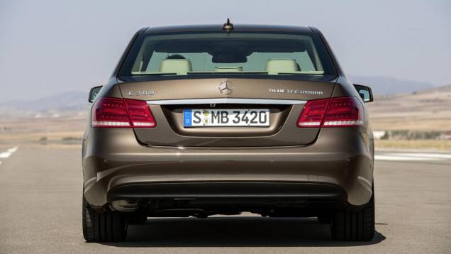 Logo acima da placa fica a câmera de ré | <a href="https://preprod.quatrorodas.abril.com.br/saloes/detroit/2013/mercedes-benz-classe-sedan-avant-730383.shtml" rel="migration">Leia mais</a> Logo acima da placa fica a câmera de ré | <a href="https://preprod.quatrorodas.abril.com.br/saloes/detroit/2013/mercedes-benz-classe-sedan-avant-730383.shtml" rel="migration">Leia mais</a>