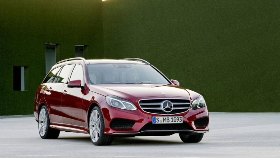 A versão perua deve ser lançada simultaneamente ao sedã com as mesmas mudanças estéticas | <a href="https://preprod.quatrorodas.abril.com.br/saloes/detroit/2013/mercedes-benz-classe-sedan-avant-730383.shtml" rel="migration">Leia mais</a>