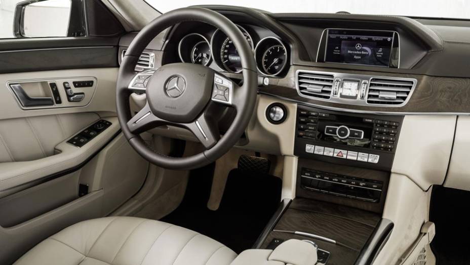 Requintado, o interior praticamente não sofreu modificações | <a href="https://preprod.quatrorodas.abril.com.br/saloes/detroit/2013/mercedes-benz-classe-sedan-avant-730383.shtml" rel="migration">Leia mais</a>