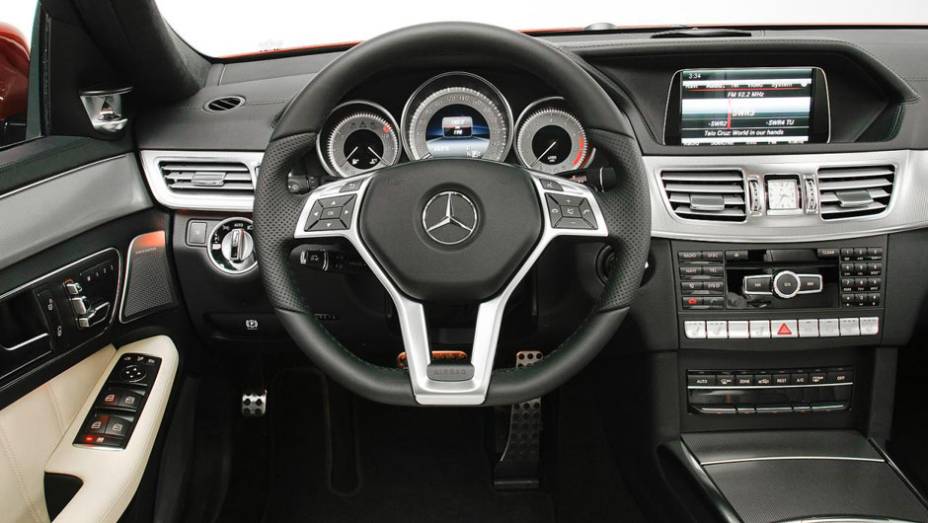 O volante de três raios faz parte do pacote esportivo que pode equipar o Classe E | <a href="https://preprod.quatrorodas.abril.com.br/saloes/detroit/2013/mercedes-benz-classe-sedan-avant-730383.shtml" rel="migration">Leia mais</a>