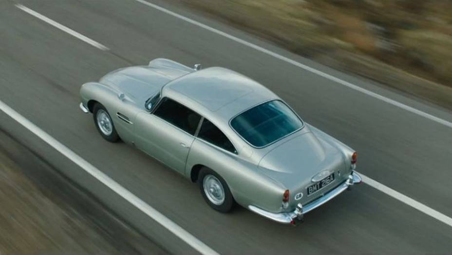 2012: Na mais recente produção, "007 - Skyfall", Bond volta às origens. Nada mais natural que seu carro também remeta ao passado: Aston Martin DB5. | <a href="%20https://preprod.quatrorodas.abril.com.br/blogs/planeta-carro/2012/11/07/licenca-para-acelerar/" rel="migration">Leia mai</a>