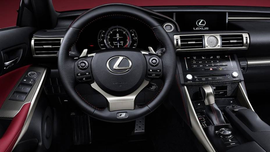 Internamente, os destaques s&atilde;o um display generoso que mostra todas as informa&ccedil;&otilde;es relevantes ao motorista. | <a href="https://preprod.quatrorodas.abril.com.br/saloes/detroit/2013/lexus-is-730482.shtml" rel="migration">Leia mais</a>