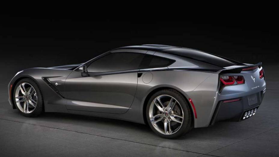 A traseira curta é típica do histórico esportivo | <a href="https://preprod.quatrorodas.abril.com.br/saloes/detroit/2013/chevrolet-corvette-stingray-730871.shtml" rel="migration">Leia mais</a>