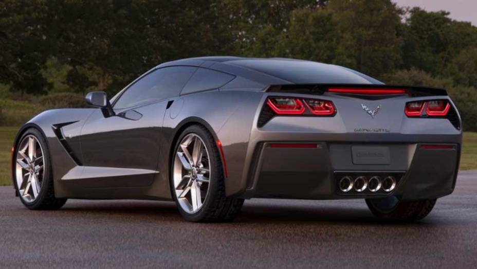 As quatro lanternas redondas foram trocadas por um conjunto que chega a lembrar o Camaro. E olha só as quatro ponteiras de escapamento centrais... | <a href="https://preprod.quatrorodas.abril.com.br/saloes/detroit/2013/chevrolet-corvette-stingray-730871.shtml" rel="migration">Lei</a>
