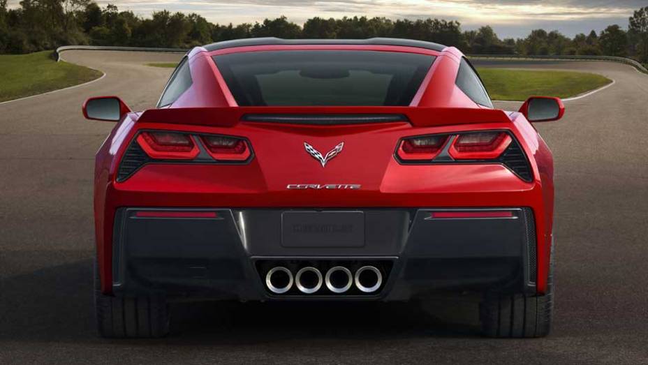 A GM oferece um kit aerodinâmico opcional que promete melhorar a estabilidade do carro | <a href="https://preprod.quatrorodas.abril.com.br/saloes/detroit/2013/chevrolet-corvette-stingray-730871.shtml" rel="migration">Leia mais</a>
