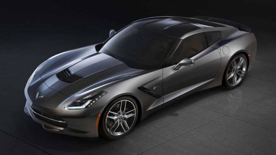 As entradas de ar no capô e nas laterais são típicas do Corvette | <a href="https://preprod.quatrorodas.abril.com.br/saloes/detroit/2013/chevrolet-corvette-stingray-730871.shtml" rel="migration">Leia mais</a>