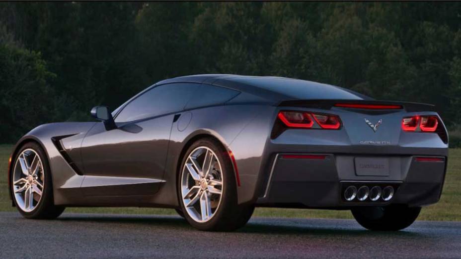 O novo motor 6.2 V8 entrega 450 cv e promete levar o Stingray de 0 a 100 km/h em menos de quatro segundos | <a href="https://preprod.quatrorodas.abril.com.br/saloes/detroit/2013/chevrolet-corvette-stingray-730871.shtml" rel="migration">Leia mais</a>