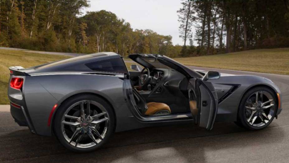 O teto de fibra de carbono pode ser removido, transformando-o em um modelo targa | <a href="https://preprod.quatrorodas.abril.com.br/saloes/detroit/2013/chevrolet-corvette-stingray-730871.shtml" rel="migration">Leia mais</a>