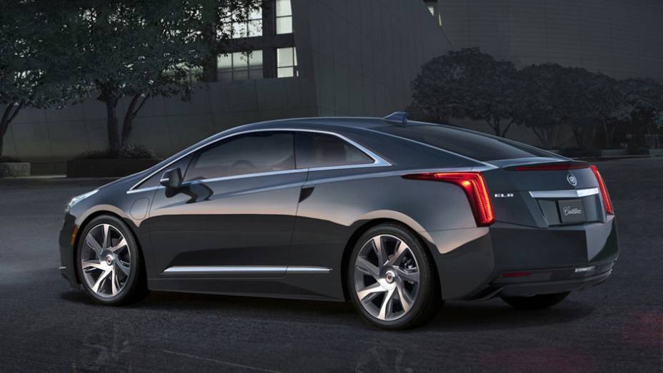 O coupé híbrido de duas portas tem perfil esportivo e é fortemente inspirado no Converj concept | <a href="%20https://preprod.quatrorodas.abril.com.br/saloes/detroit/2013/cadillac-elr-730982.shtml" rel="migration">Leia mais</a>