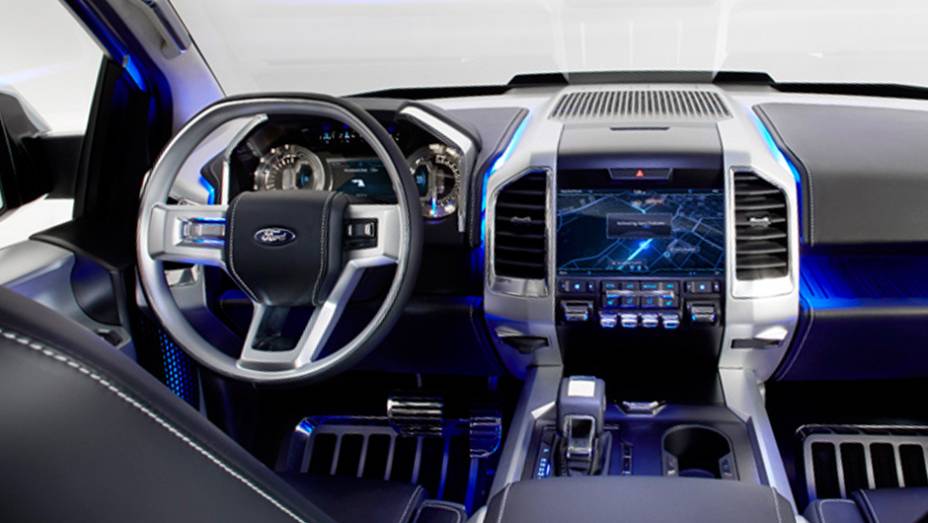 Sistema de GPS com ampla tela no painel central é destaque | <a href="https://preprod.quatrorodas.abril.com.br/saloes/detroit/2013/ford-atlas-concept-731027.shtml" rel="migration">Leia mais</a>