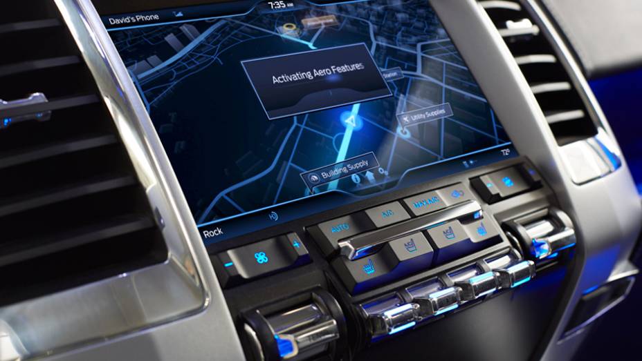 Sistema de GPS com ampla tela no painel central é destaque | <a href="https://preprod.quatrorodas.abril.com.br/saloes/detroit/2013/ford-atlas-concept-731027.shtml" rel="migration">Leia mais</a>