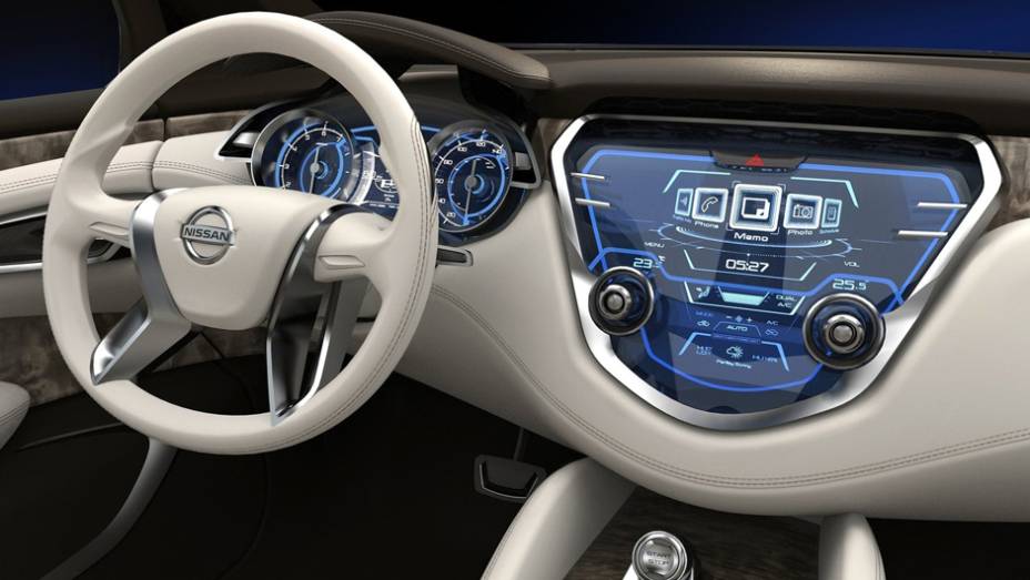 O painel utiliza tecnologia avançada, sensível ao toque, com aparência futurista | <a href="https://preprod.quatrorodas.abril.com.br/saloes/detroit/2013/nissan-resonance-concept-731025.shtml" rel="migration">Leia mais</a>