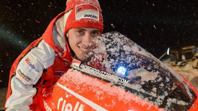 Andrea Dovizioso, da Ducati Team | <a href="https://preprod.quatrorodas.abril.com.br/moto/noticias/ducati-apresenta-desmosedici-gp13-731607.shtml" rel="migration">Leia mais</a> Andrea Dovizioso, da Ducati Team | <a href="https://preprod.quatrorodas.abril.com.br/moto/noticias/ducati-apresenta-desmosedici-gp13-731607.shtml" rel="migration">Leia mais</a>