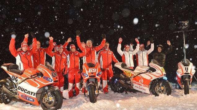 Próxima sessão de testes ocorre entre 5 e 7 de fevereiro, em Sepang | <a href="https://preprod.quatrorodas.abril.com.br/moto/noticias/ducati-apresenta-desmosedici-gp13-731607.shtml" rel="migration">Leia mais</a> Próxima sessão de testes ocorre entre 5 e 7 de fevereiro, em Sepang | <a href="https://preprod.quatrorodas.abril.com.br/moto/noticias/ducati-apresenta-desmosedici-gp13-731607.shtml" rel="migration">Leia mais</a>