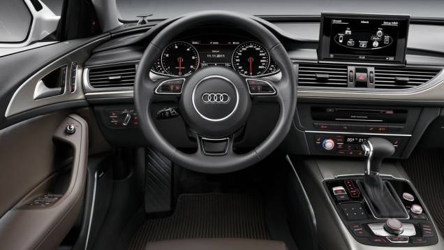 Como é de se esperar, o A6 Allroad tem diversos itens de série, como: ar-condicionado dual-zone, volante esportivo com borboletas para trocas de marcha... | <a href="%20https://preprod.quatrorodas.abril.com.br/noticias/fabricantes/audi-traz-novo-a6-allroad-quattro-" rel="migration"></a> Como é de se esperar, o A6 Allroad tem diversos itens de série, como: ar-condicionado dual-zone, volante esportivo com borboletas para trocas de marcha... | <a href="%20https://preprod.quatrorodas.abril.com.br/noticias/fabricantes/audi-traz-novo-a6-allroad-quattro-" rel="migration"></a>