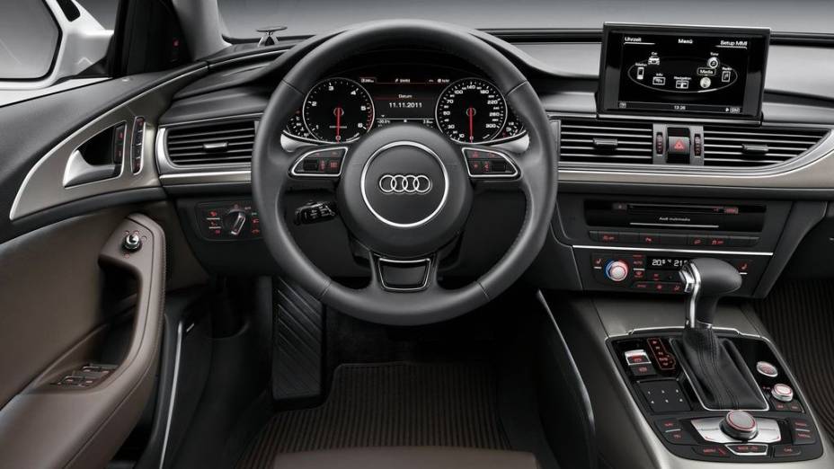 Como &eacute; de se esperar, o A6 Allroad tem diversos itens de s&eacute;rie, como: ar-condicionado dual-zone, volante esportivo com borboletas para trocas de marcha... | <a href="%20https://preprod.quatrorodas.abril.com.br/noticias/fabricantes/audi-traz-novo-a6-allroad-quattro-" rel="migration"></a>