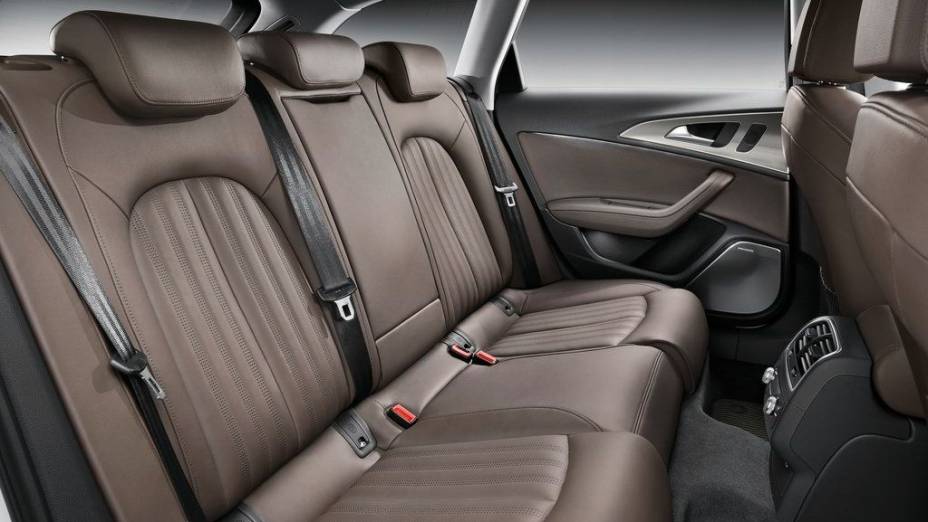 Os bancos de couro v&ecirc;m como item de s&eacute;rie | <a href="https://preprod.quatrorodas.abril.com.br/noticias/fabricantes/audi-traz-novo-a6-allroad-quattro-ao-brasil-731644.shtml" rel="migration">Leia mais</a>