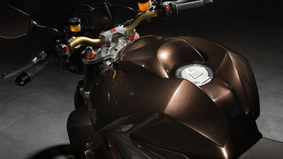 Destaque para o novo visual da frente, novos far&oacute;is, luzes indicadoras de dire&ccedil;&atilde;o reformuladas, novos spoilers laterais, tanque redesenhado... | <a href="%20https://preprod.quatrorodas.abril.com.br/moto/noticias/vilner-customiza-aprilia-tuono-731669.shtml" rel="migration">Leia mais</a>