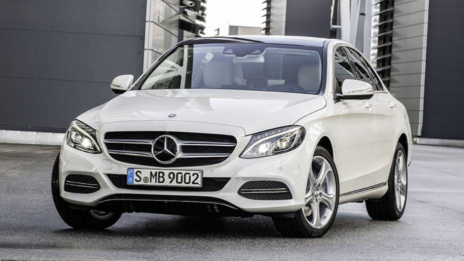 Futuro brasileiro, sedã é maior e mais largo que seu antecessor | <a href="https://preprod.quatrorodas.abril.com.br/noticias/saloes/detroit-2014/mercedes-benz-apresenta-novo-classe-c-769335.shtml" rel="migration">Leia mais</a>