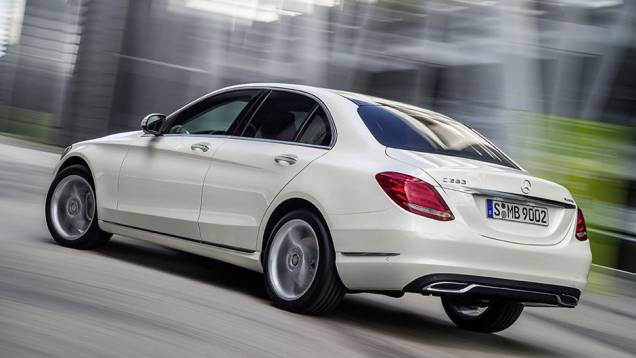 O carro foi mostrado pelo CEO da Daimler AG, Dieter Zetsche, após uma breve apresentação da cantora Kelly Rowland | <a href="https://preprod.quatrorodas.abril.com.br/noticias/saloes/detroit-2014/mercedes-benz-apresenta-novo-classe-c-769335.shtml" rel="migration">Leia mais</a> O carro foi mostrado pelo CEO da Daimler AG, Dieter Zetsche, após uma breve apresentação da cantora Kelly Rowland | <a href="https://preprod.quatrorodas.abril.com.br/noticias/saloes/detroit-2014/mercedes-benz-apresenta-novo-classe-c-769335.shtml" rel="migration">Leia mais</a>