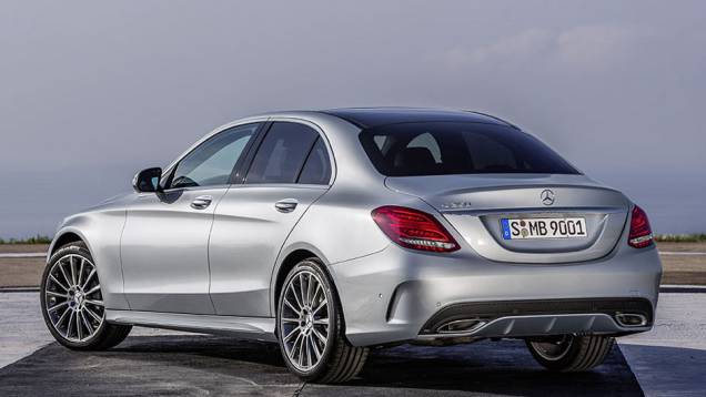 Inicialmente, o Classe C será lançado em três versões e duas opções de motorização | <a href="https://preprod.quatrorodas.abril.com.br/noticias/saloes/detroit-2014/mercedes-benz-apresenta-novo-classe-c-769335.shtml" rel="migration">Leia mais</a> Inicialmente, o Classe C será lançado em três versões e duas opções de motorização | <a href="https://preprod.quatrorodas.abril.com.br/noticias/saloes/detroit-2014/mercedes-benz-apresenta-novo-classe-c-769335.shtml" rel="migration">Leia mais</a>