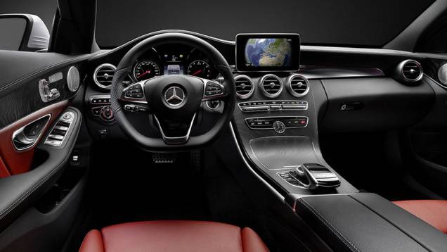 Sendo duas delas a gasolina e uma a diesel: C180 (156 cv), C200 (184 cv) e C220 BlueTEC (170 cv) | <a href="https://preprod.quatrorodas.abril.com.br/noticias/saloes/detroit-2014/mercedes-benz-apresenta-novo-classe-c-769335.shtml" rel="migration">Leia mais</a> Sendo duas delas a gasolina e uma a diesel: C180 (156 cv), C200 (184 cv) e C220 BlueTEC (170 cv) | <a href="https://preprod.quatrorodas.abril.com.br/noticias/saloes/detroit-2014/mercedes-benz-apresenta-novo-classe-c-769335.shtml" rel="migration">Leia mais</a>