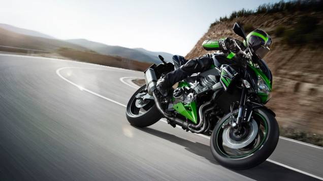 O motor da Z800 é de 806 cc (58 a mais que a antecessora), o que propicia potência de 113 cavalos e torque de 8,5 kgfm | <a href="%20https://preprod.quatrorodas.abril.com.br/moto/noticias/kawasaki-traz-nova-z800-ao-brasil-732675.shtml" rel="migration">Leia mais</a> O motor da Z800 é de 806 cc (58 a mais que a antecessora), o que propicia potência de 113 cavalos e torque de 8,5 kgfm | <a href="%20https://preprod.quatrorodas.abril.com.br/moto/noticias/kawasaki-traz-nova-z800-ao-brasil-732675.shtml" rel="migration">Leia mais</a>