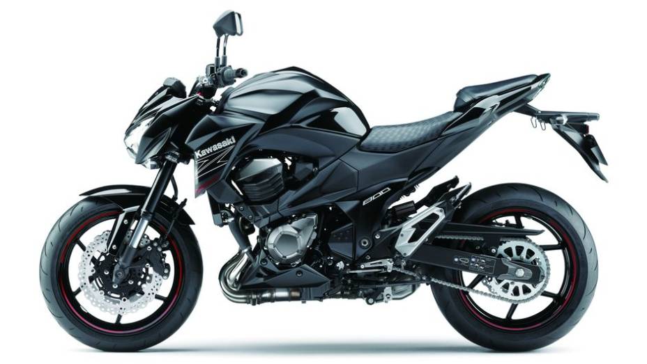 A Z800 chega com três opções de cor (branca, preta e verde) e com preço de R$ 35.990 para a versão standard | <a href="%20https://preprod.quatrorodas.abril.com.br/moto/noticias/kawasaki-traz-nova-z800-ao-brasil-732675.shtml" rel="migration">Leia mais</a>