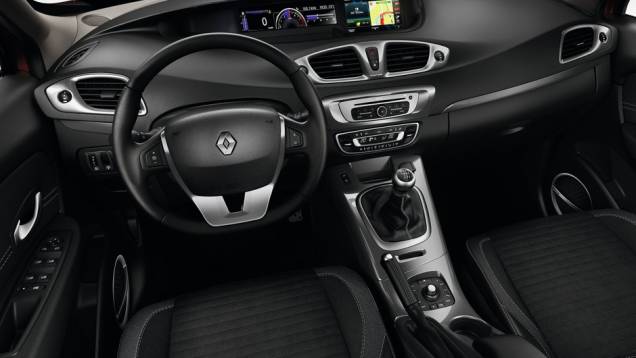 Ele pode ser ajustado por meio de um controle situado entre os bancos dianteiros | <a href="https://preprod.quatrorodas.abril.com.br/saloes/genebra/2013/renault-scenic-xmod-734868.shtml" rel="migration">Leia mais</a> Ele pode ser ajustado por meio de um controle situado entre os bancos dianteiros | <a href="https://preprod.quatrorodas.abril.com.br/saloes/genebra/2013/renault-scenic-xmod-734868.shtml" rel="migration">Leia mais</a>