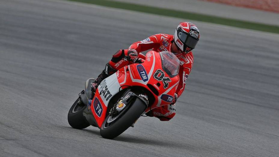 Andrea Dovizioso ficou no meio da tábua de tempos: 13º | <a href="https://preprod.quatrorodas.abril.com.br/moto/noticias/motogp-pedrosa-lidera-primeiro-dia-testes-732984.shtml" rel="migration">Leia mais</a>