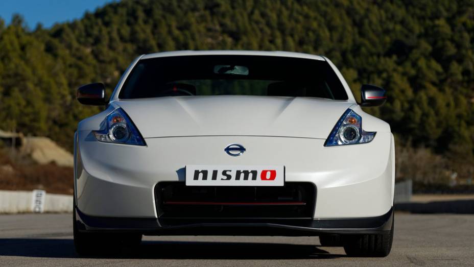 ... além de novo spoiler frontal | <a href="https://preprod.quatrorodas.abril.com.br/noticias/fabricantes/nissan-370z-nismo-fica-mais-rapido-731599.shtml" rel="migration">Leia mais</a>