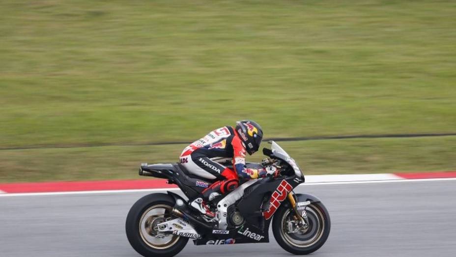 Stefan Bradl veio na sequência, sendo o sexto | <a href="https://preprod.quatrorodas.abril.com.br/moto/noticias/motogp-pedrosa-repete-dominio-sepang-733092.shtml" rel="migration">Leia mais</a>