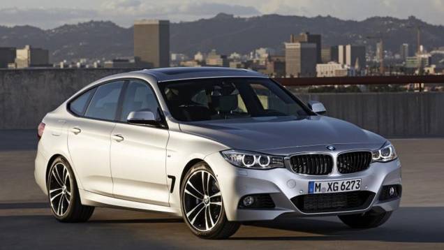 Olhando de frente dá até para confundir com o sedã, mas a novidade da BMW é bem diferente... | <a href="https://preprod.quatrorodas.abril.com.br/saloes/genebra/2013/bmw-serie-3-gt-734592.shtml" rel="migration">Leia mais</a> Olhando de frente dá até para confundir com o sedã, mas a novidade da BMW é bem diferente... | <a href="https://preprod.quatrorodas.abril.com.br/saloes/genebra/2013/bmw-serie-3-gt-734592.shtml" rel="migration">Leia mais</a>