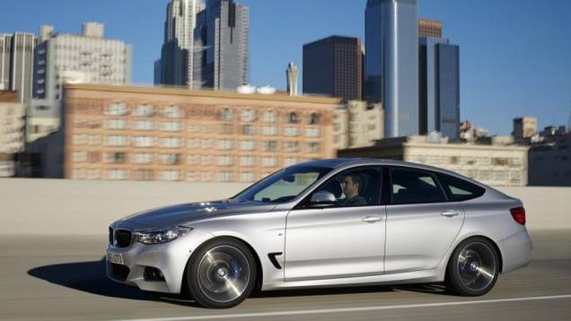 O teto mais alto lembra um SUV, mas o espaço interno é de sedã | <a href="https://preprod.quatrorodas.abril.com.br/saloes/genebra/2013/bmw-serie-3-gt-734592.shtml" rel="migration">Leia mais</a> O teto mais alto lembra um SUV, mas o espaço interno é de sedã | <a href="https://preprod.quatrorodas.abril.com.br/saloes/genebra/2013/bmw-serie-3-gt-734592.shtml" rel="migration">Leia mais</a>