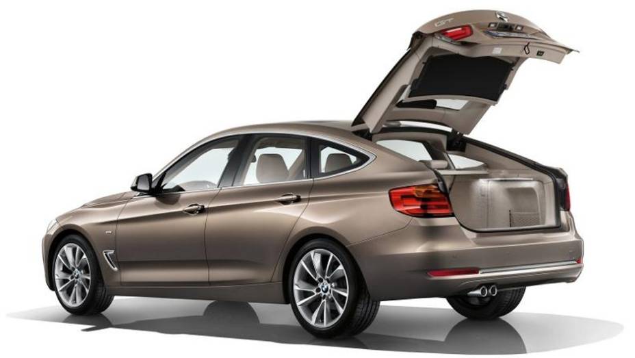 Apesar de ser um notchback (com uma traseira saliente, quase um sedã), o porta-malas se abre como em um hatch | <a href="https://preprod.quatrorodas.abril.com.br/saloes/genebra/2013/bmw-serie-3-gt-734592.shtml" rel="migration">Leia mais</a>