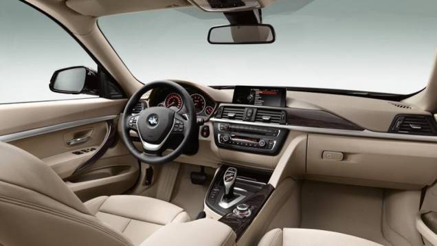 A posição de dirigir foi elevada em seis centímetros, deixando o motorista com a sensação de guiar um SUV | <a href="https://preprod.quatrorodas.abril.com.br/saloes/genebra/2013/bmw-serie-3-gt-734592.shtml" rel="migration">Leia mais</a> A posição de dirigir foi elevada em seis centímetros, deixando o motorista com a sensação de guiar um SUV | <a href="https://preprod.quatrorodas.abril.com.br/saloes/genebra/2013/bmw-serie-3-gt-734592.shtml" rel="migration">Leia mais</a>