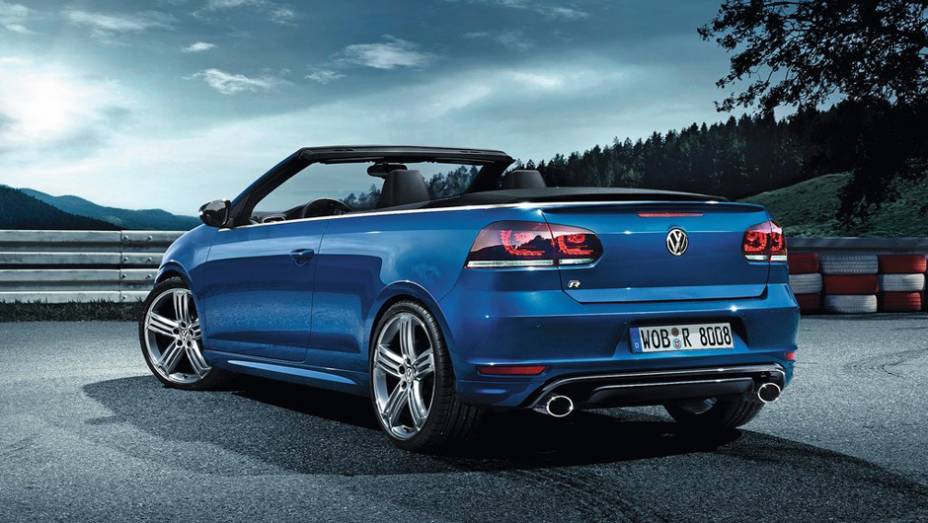 Visualmente, o Golf R Cabriolet se destaca pelos para-choques dianteiro e traseiro, saias laterais, e rodas de liga-leve de 18 polegadas | <a href="%20https://preprod.quatrorodas.abril.com.br/saloes/genebra/2013/vw-golf-r-cabriolet-734722.shtml" rel="migration">Leia mais</a>