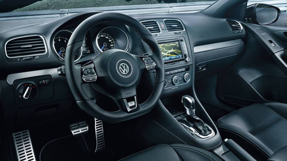 O pre&ccedil;o inicial do Golf R Cabriolet j&aacute; foi definido no Reino Unido, um dos primeiros mercados a receber o ve&iacute;culo: 38.770 libras esterlinas | <a href="%20https://preprod.quatrorodas.abril.com.br/saloes/genebra/2013/vw-golf-r-cabriolet-734722.shtml" rel="migration">Leia mais</a>