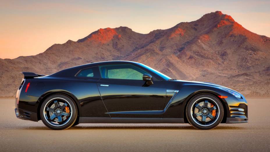 O carro também apresenta sistema de refrigeração dos freios e suspensões mais rígidas | <a href="https://preprod.quatrorodas.abril.com.br/noticias/fabricantes/nissan-revela-gt-r-track-edition-733328.shtml" rel="migration">Leia mais</a>