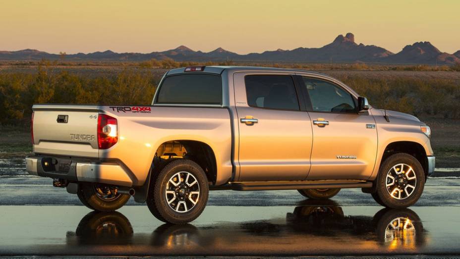 Na traseira, novo spoiler | <a href="https://preprod.quatrorodas.abril.com.br/noticias/fabricantes/toyota-enfim-apresenta-nova-tundra-733332.shtml" rel="migration">Leia mais</a>