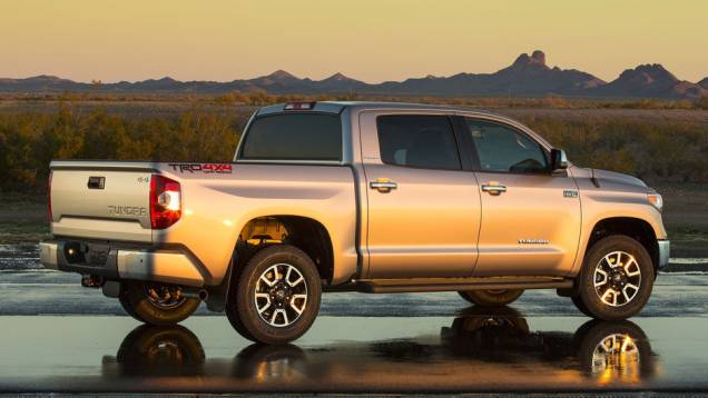 Na traseira, novo spoiler | <a href="https://preprod.quatrorodas.abril.com.br/noticias/fabricantes/toyota-enfim-apresenta-nova-tundra-733332.shtml" rel="migration">Leia mais</a> Na traseira, novo spoiler | <a href="https://preprod.quatrorodas.abril.com.br/noticias/fabricantes/toyota-enfim-apresenta-nova-tundra-733332.shtml" rel="migration">Leia mais</a>