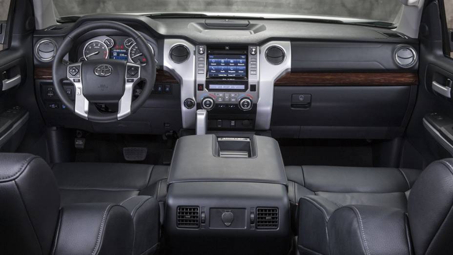 Por dentro, também há mudanças, como novos bancos, novo painel de instrumentos... | <a href="https://preprod.quatrorodas.abril.com.br/noticias/fabricantes/toyota-enfim-apresenta-nova-tundra-733332.shtml" rel="migration">Leia mais</a>