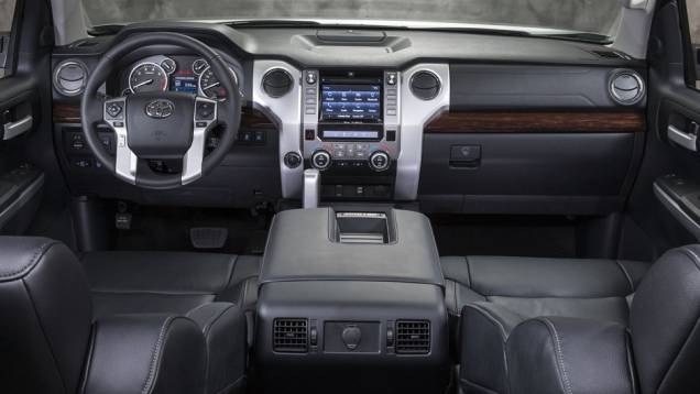 Por dentro, também há mudanças, como novos bancos, novo painel de instrumentos... | <a href="https://preprod.quatrorodas.abril.com.br/noticias/fabricantes/toyota-enfim-apresenta-nova-tundra-733332.shtml" rel="migration">Leia mais</a> Por dentro, também há mudanças, como novos bancos, novo painel de instrumentos... | <a href="https://preprod.quatrorodas.abril.com.br/noticias/fabricantes/toyota-enfim-apresenta-nova-tundra-733332.shtml" rel="migration">Leia mais</a>