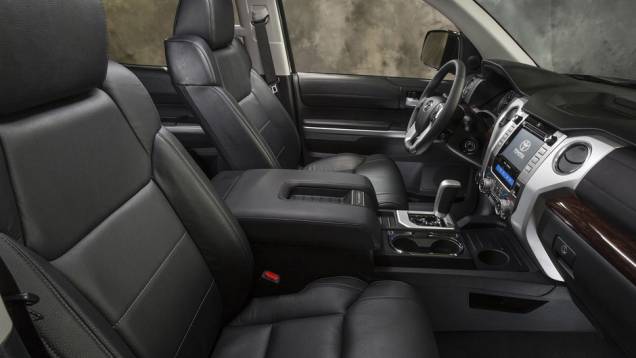 ...Por dentro, também há mudanças, como novos bancos, novo painel de instrumentos | <a href="https://preprod.quatrorodas.abril.com.br/noticias/fabricantes/toyota-enfim-apresenta-nova-tundra-733332.shtml" rel="migration">Leia mais</a> ...Por dentro, também há mudanças, como novos bancos, novo painel de instrumentos | <a href="https://preprod.quatrorodas.abril.com.br/noticias/fabricantes/toyota-enfim-apresenta-nova-tundra-733332.shtml" rel="migration">Leia mais</a>