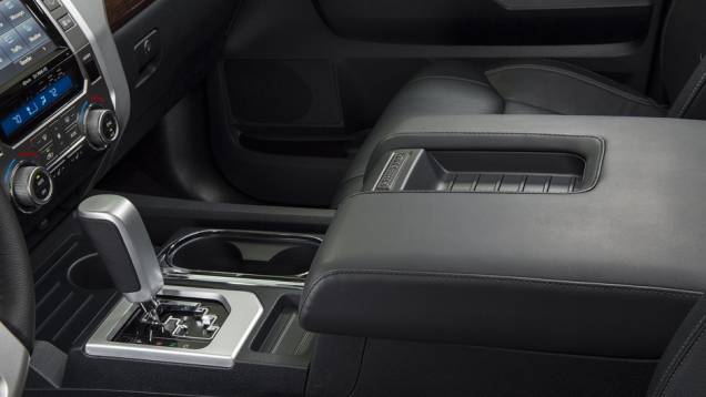São duas opções com motor V8 e ambas chegam com transmissão automática de seis marchas | <a href="https://preprod.quatrorodas.abril.com.br/noticias/fabricantes/toyota-enfim-apresenta-nova-tundra-733332.shtml" rel="migration">Leia mais</a> São duas opções com motor V8 e ambas chegam com transmissão automática de seis marchas | <a href="https://preprod.quatrorodas.abril.com.br/noticias/fabricantes/toyota-enfim-apresenta-nova-tundra-733332.shtml" rel="migration">Leia mais</a>