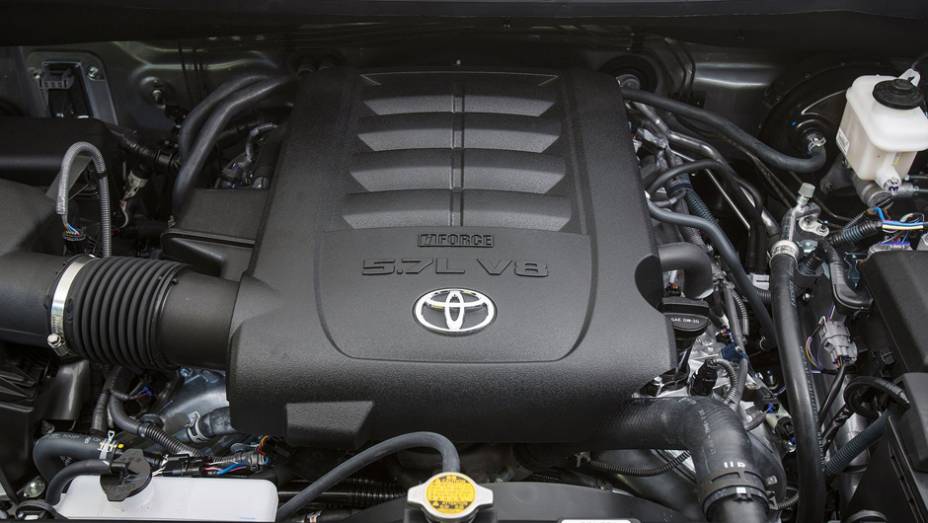 Em versões intermediárias, o escolhido é o V8 de 310 cv e, nas de topo de linha, a Tundra vem equipada com V8 de 381 cv | <a href="%20https://preprod.quatrorodas.abril.com.br/noticias/fabricantes/toyota-enfim-apresenta-nova-tundra-733332.shtml" rel="migration">Leia mais</a>