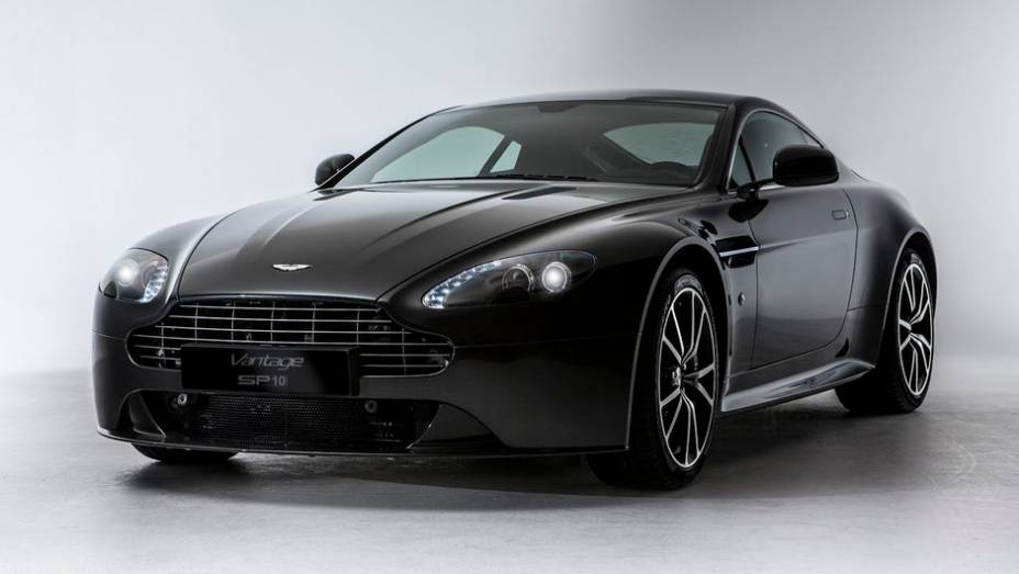 A Aston Martin exibiu o Vantage V8 S SP10 | <a href="https://preprod.quatrorodas.abril.com.br/saloes/genebra/2013/aston-martin-vantage-v8-s-sp10-734797.shtml" rel="migration">Leia mais</a>