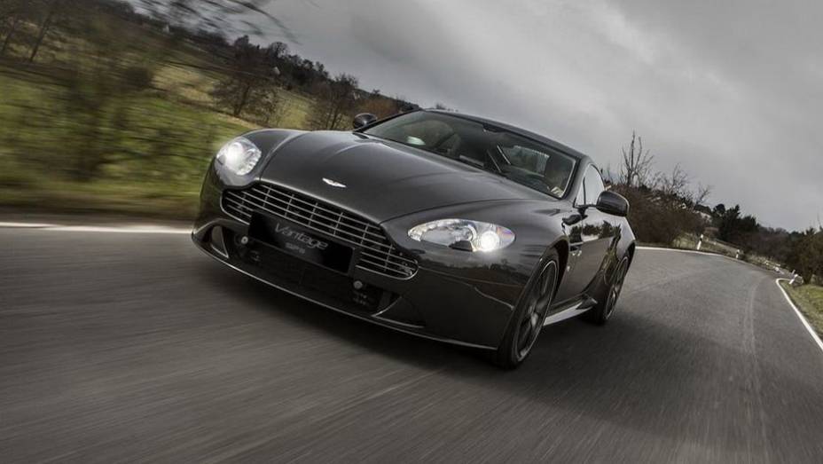 O modelo tem rodas de liga-leve de 19 polegadas exclusivas, cor de carroceria cinza metálica... | <a href="%20https://preprod.quatrorodas.abril.com.br/saloes/genebra/2013/aston-martin-vantage-v8-s-sp10-734797.shtml" rel="migration">Leia mais</a>