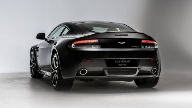 ...e difusor traseiro em fibra de carbono | <a href="https://preprod.quatrorodas.abril.com.br/saloes/genebra/2013/aston-martin-vantage-v8-s-sp10-734797.shtml" rel="migration">Leia mais</a> ...e difusor traseiro em fibra de carbono | <a href="https://preprod.quatrorodas.abril.com.br/saloes/genebra/2013/aston-martin-vantage-v8-s-sp10-734797.shtml" rel="migration">Leia mais</a>