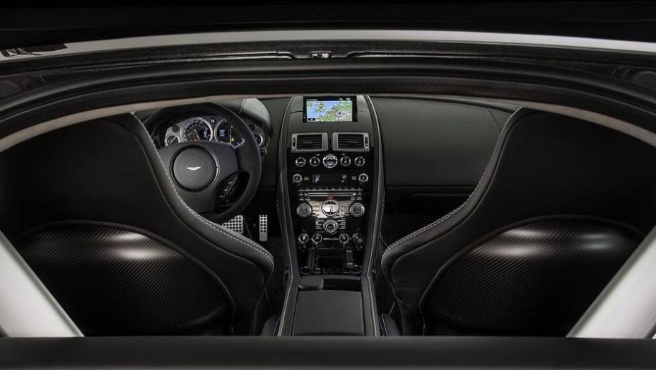 Por dentro, console central em Black Piano, sistema de som Premium Audio, bancos esportivos elétricos, cruise control e conexão Bluetooth | <a href="%20https://preprod.quatrorodas.abril.com.br/saloes/genebra/2013/aston-martin-vantage-v8-s-sp10-734797.shtml" rel="migration">Leia mai</a>